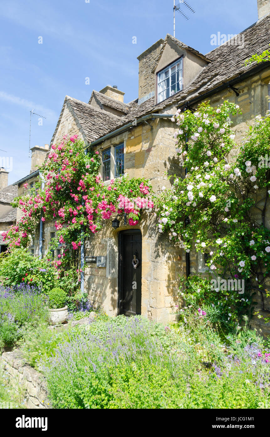 Intelligente Cotswold Steinhütten in dem hübschen Dorf Broadway in den Cotswolds Stockfoto