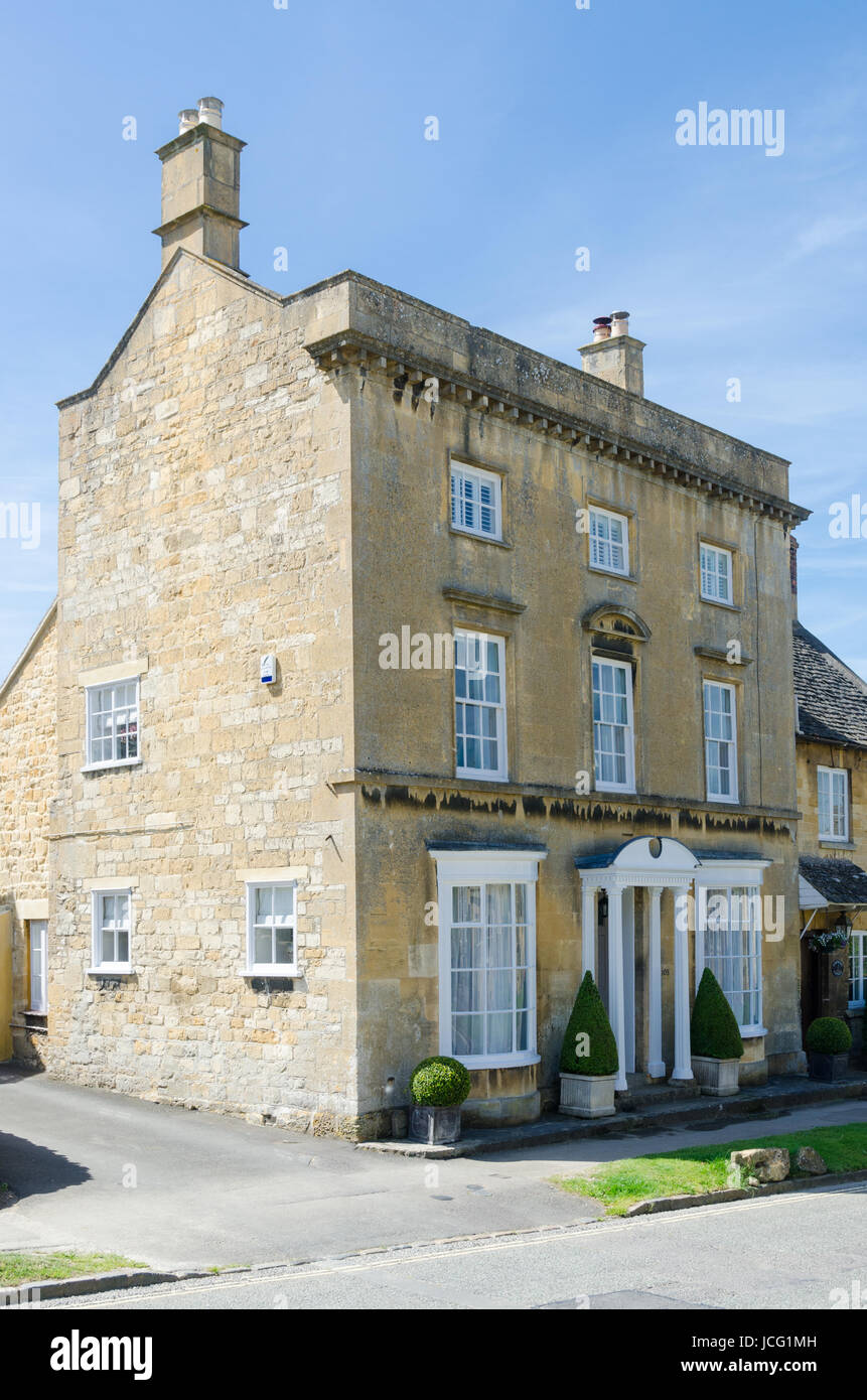 Intelligente Cotswold Steinhütten in dem hübschen Dorf Broadway in den Cotswolds Stockfoto