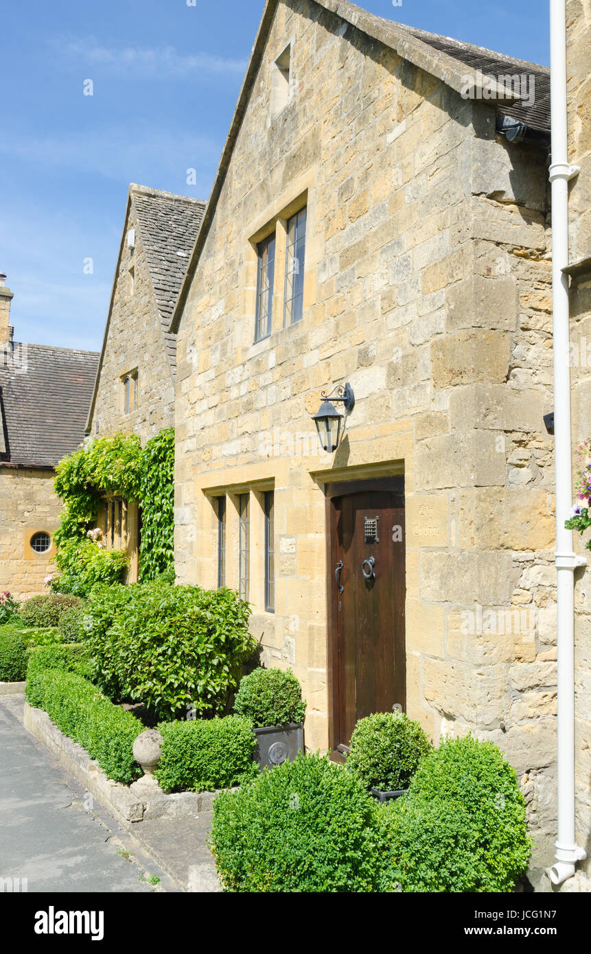 Intelligente Cotswold Steinhütten in dem hübschen Dorf Broadway in den Cotswolds Stockfoto