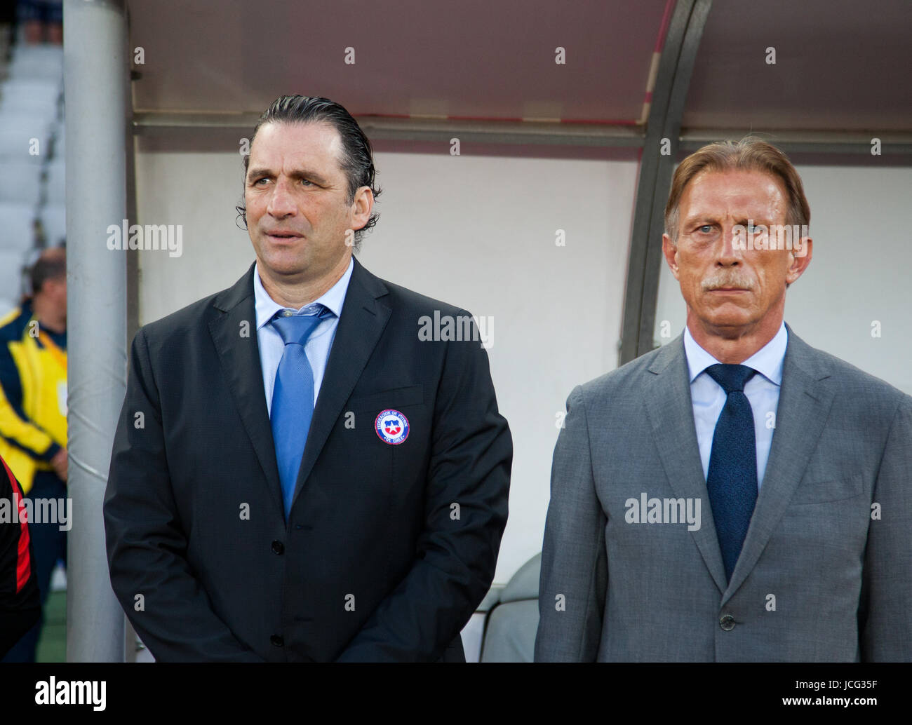 Juan Antonio Pizzi, Chiles Coach und Christoph Daum, rumänischen Fußball-Team Cheftrainer während die Nationalhymnen vor Rumänien Vs C Stockfoto