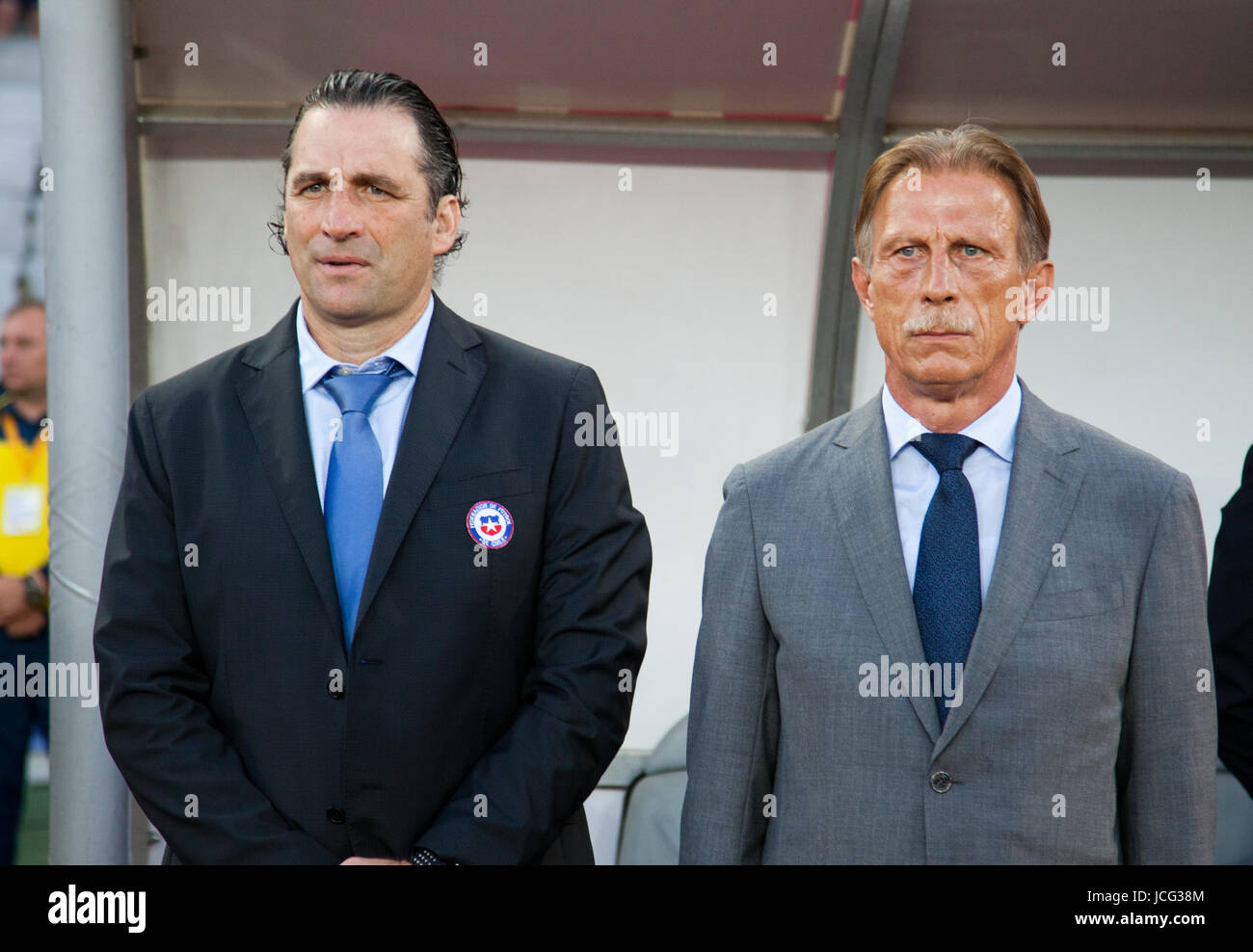 Juan Antonio Pizzi, Chiles Coach und Christoph Daum, rumänischen Fußball-Team Cheftrainer während die Nationalhymnen vor Rumänien Vs C Stockfoto