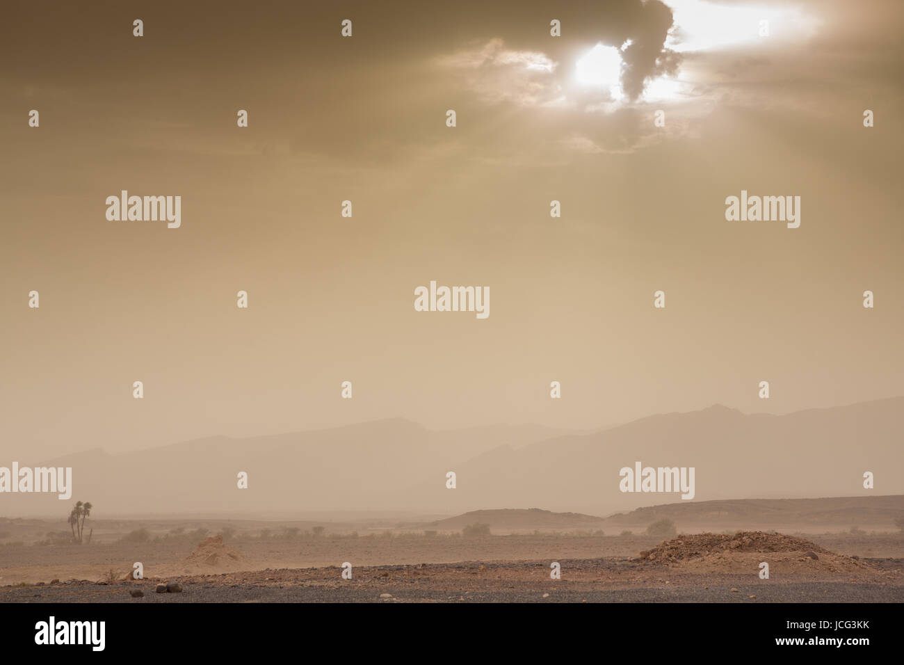 Wind und Scheu Himmel in der Wüste Sahara in Marokko Stockfoto