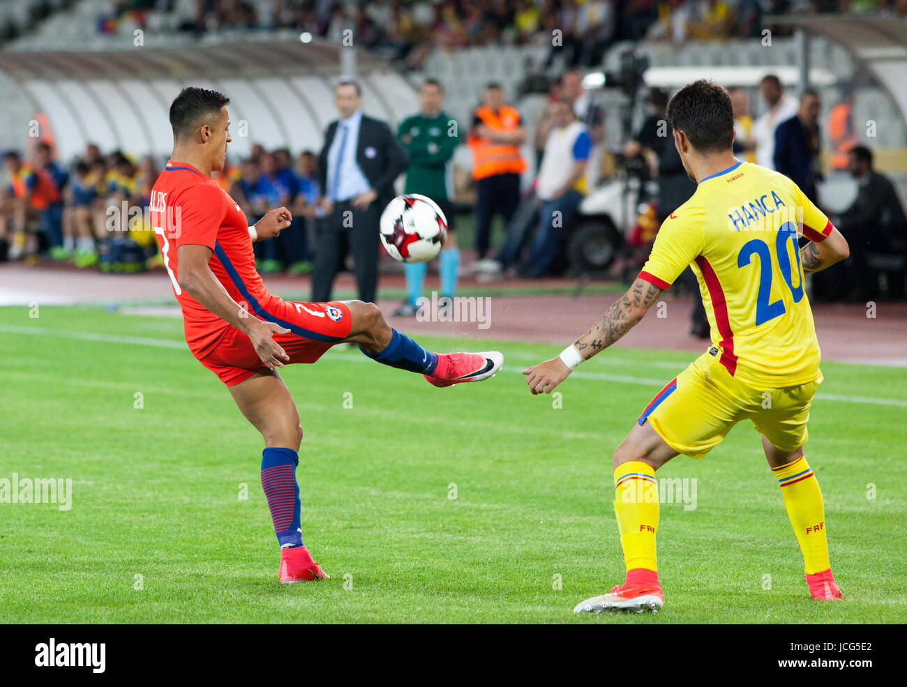 Alexis Sanchez (L) von Chile kämpft den Ball mit Sergiu Hanca Rumäniens während Rumänien Vs Chile freundlich, Cluj-Napoca, Rumänien-13 Juni 2017Roma Stockfoto