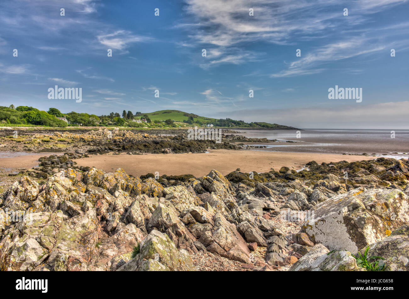 Rockcliffe Strand mit Felsen und Barcloy Hill in hohen lebendige Palette Hintergrundbild. Rockcliffe, Dumfries and Galloway, Schottland. Stockfoto