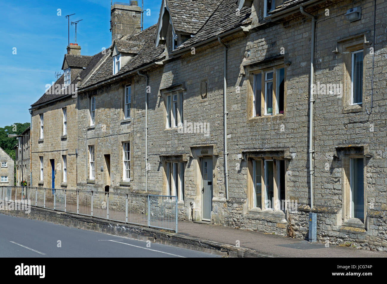 Reihe von Reihenhäusern, Northleach, Gloucester, England UK Stockfoto