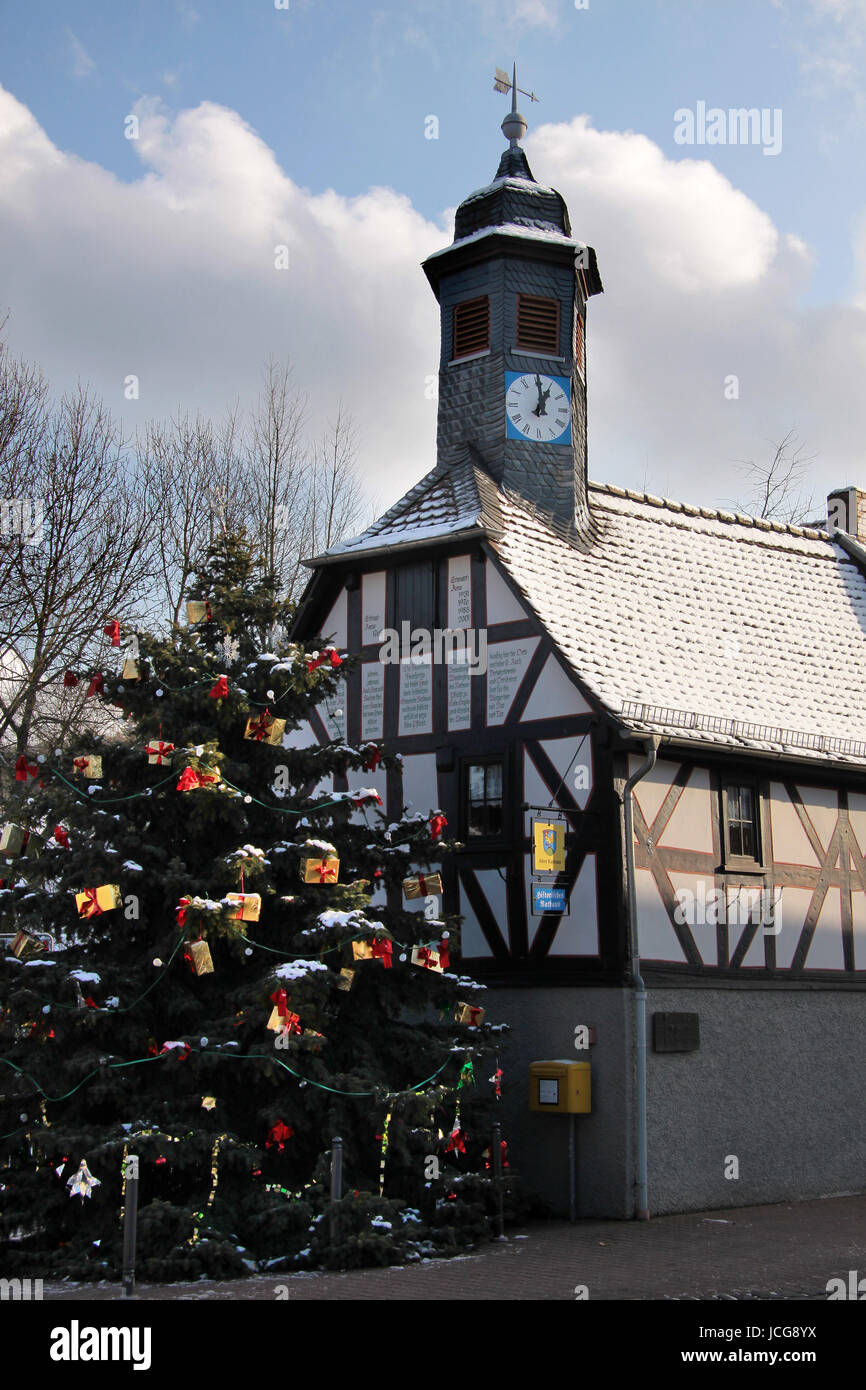 Altes Rathaus von Engenhahn Im Taunus Und Weihnachtsbaum Stockfoto