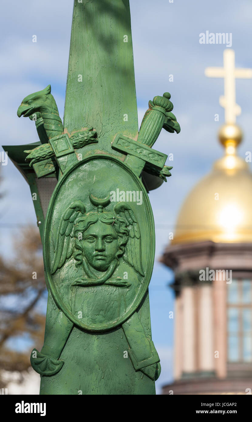 Fragment der Straße Laterne mit Medusa Gorgo und Schwertern in St. Petersburg, Russland Stockfoto