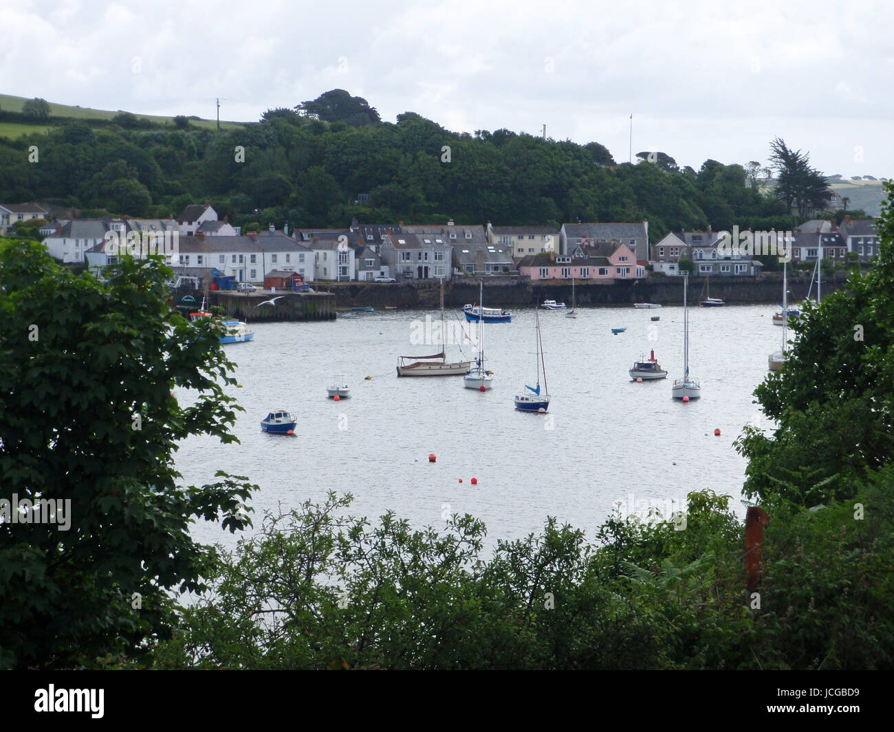 Das Dorf der Spülung Cornwall und Boote in der Bucht, über den Fluss Fal Suche von Falmouth Stockfoto