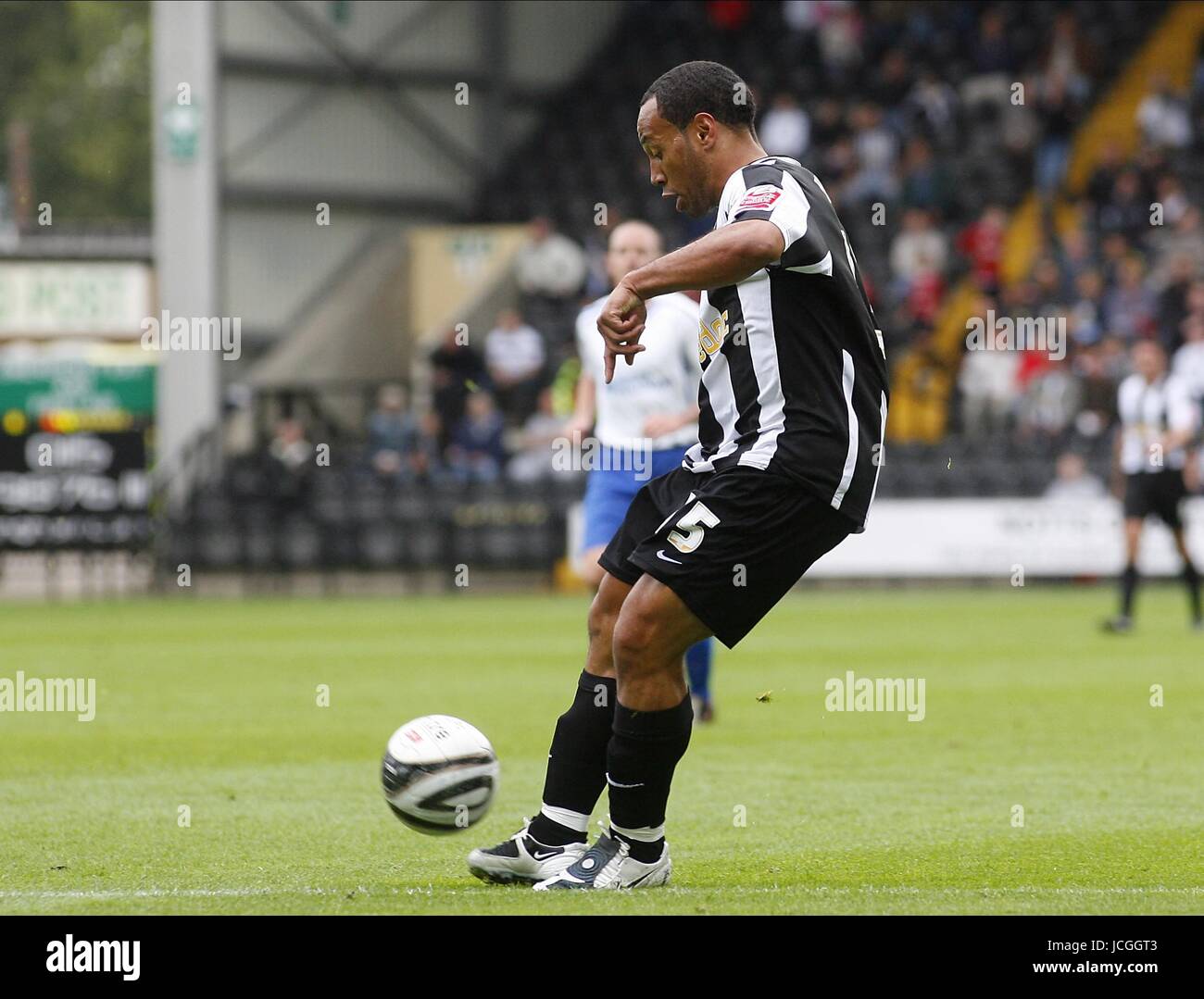 KARL HAWLEY Partituren NOTTS COUNTY V BURTON ALBION NOTTS COUNTY V BURTON ALBION MEADOW LANE, NOTTINGHAM, ENGLAND 5. September 2009 DIZ100880 Warnung! Dieses Foto kann nur für die Zeitung bzw. Zeitschrift redaktionelle Zwecke verwendet werden. Kann nicht werden verwendet für Publikationen unter Einbeziehung 1 Spieler, 1 Club oder 1 Wettbewerb ohne schriftliche Genehmigung von Football DataCo Ltd. Für Rückfragen, bitte Kontakt Football DataCo Ltd unter + 44 (0) 207 864 9121 Stockfoto