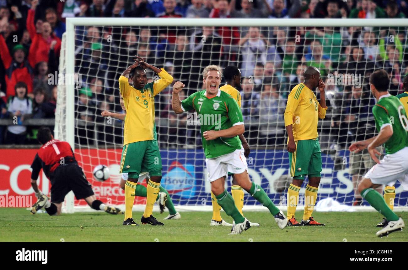 LIAM LAWRENCE punktet FREISTOß REP von Irland V Südafrika REP von Irland V SOUTH AFRICA THOMOND PARK, LIMERICK, Irland 8. September 2009 DIZ101003 Warnung! Dieses Foto kann nur für die Zeitung bzw. Zeitschrift redaktionelle Zwecke verwendet werden. Kann nicht werden verwendet für Publikationen unter Einbeziehung 1 Spieler, 1 Club oder 1 Wettbewerb ohne schriftliche Genehmigung von Football DataCo Ltd. Für Rückfragen, bitte Kontakt Football DataCo Ltd unter + 44 (0) 207 864 9121 Stockfoto