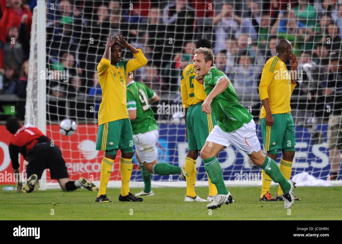 LIAM LAWRENCE punktet FREISTOß REP von Irland V Südafrika REP von Irland V SOUTH AFRICA THOMOND PARK, LIMERICK, Irland 8. September 2009 DIZ101180 Warnung! Dieses Foto kann nur für die Zeitung bzw. Zeitschrift redaktionelle Zwecke verwendet werden. Darf nicht für Internet/Online-Nutzung Nor für Publikationen unter Einbeziehung 1 Spieler, 1 Club oder 1 Wettbewerb, ohne schriftliche Genehmigung von Football DataCo Ltd. Für Rückfragen, bitte Kontakt Football DataCo Ltd unter + 44 (0) 207 864 9121 Stockfoto