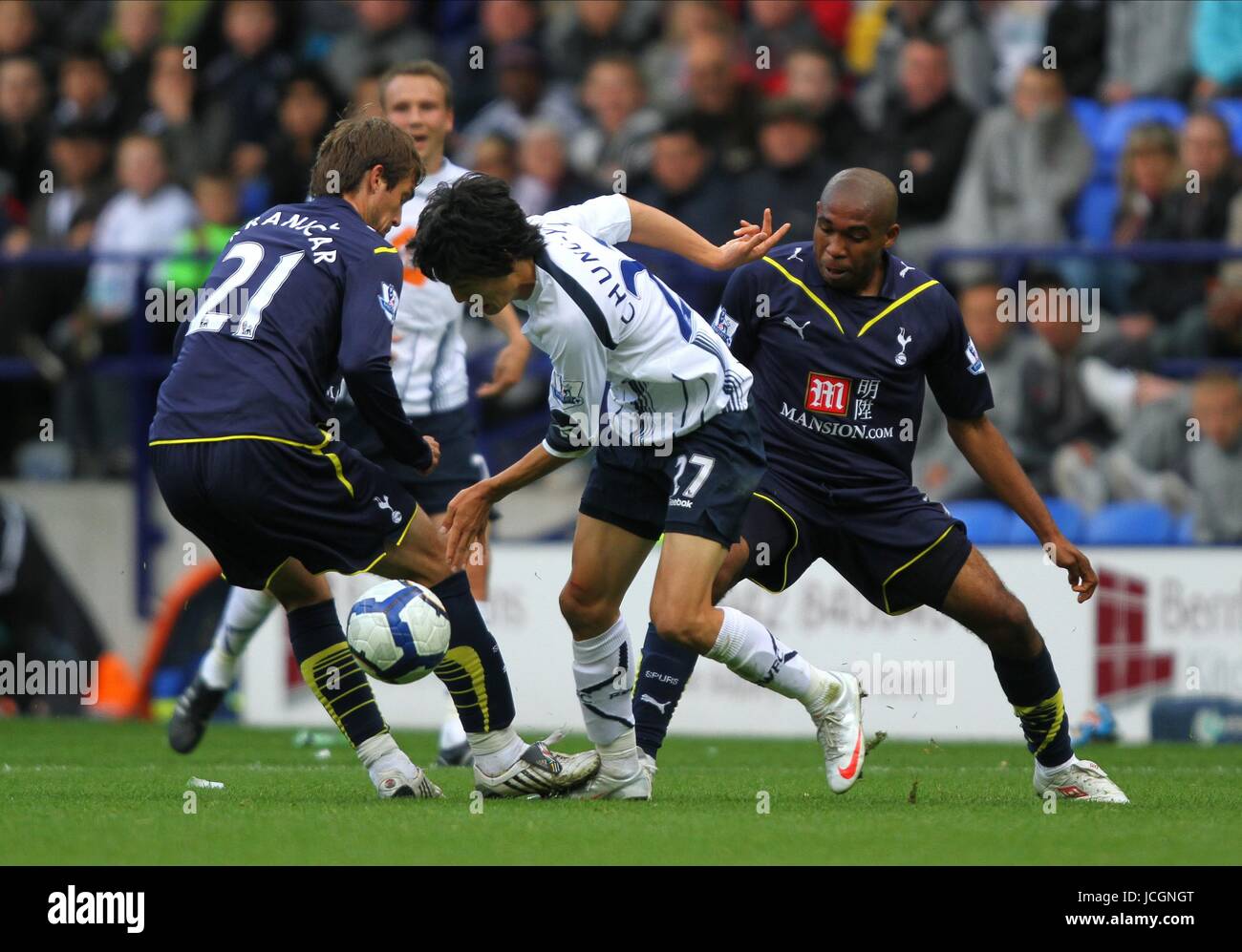 NIKO KRANJCAR, LEE CHUNG-YONG & WILSON PALACIOS BOLTON WANDERERS V TOTTENHAM HOTSPUR BOLTON WANDERERS V TOTTENHAM HOTSPUR REEBOK STADIUM, BOLTON, ENGLAND 3. Oktober 2009 GAA119 Warnung! Dieses Foto kann nur für die Zeitung bzw. Zeitschrift redaktionelle Zwecke verwendet werden. Darf nicht für Internet/Online-Nutzung Nor für Publikationen unter Einbeziehung 1 Spieler, 1 Club oder 1 Wettbewerb, ohne schriftliche Genehmigung von Football DataCo Ltd. Für Rückfragen, bitte Kontakt Football DataCo Ltd unter + 44 (0) 207 864 9121 Stockfoto