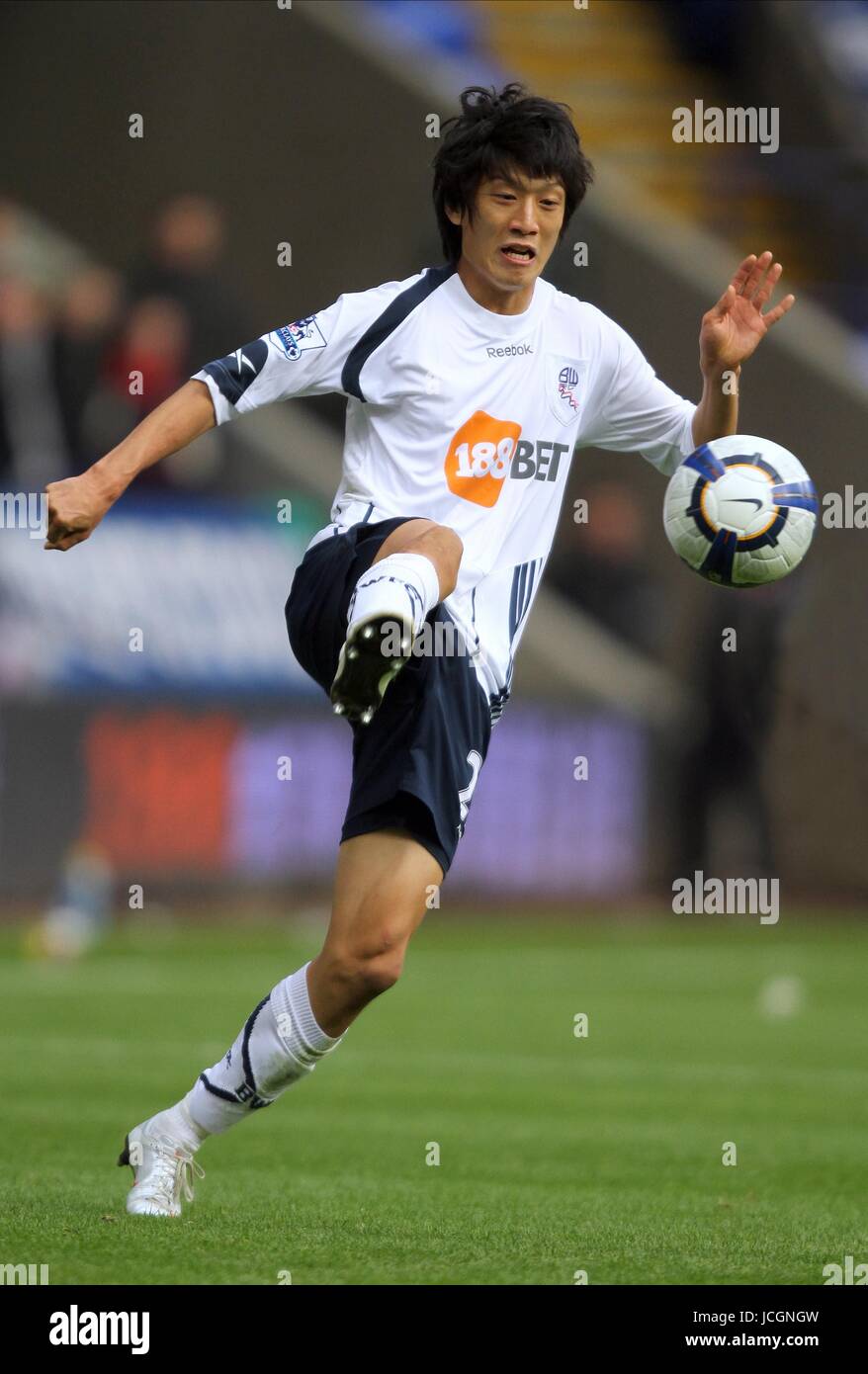 LEE CHUNG-YONG BOLTON WANDERERS FC BOLTON WANDERERS V TOTTENHAM HOTSPUR REEBOK STADIUM, BOLTON, ENGLAND 3. Oktober 2009 GAA120 Warnung! Dieses Foto kann nur für die Zeitung bzw. Zeitschrift redaktionelle Zwecke verwendet werden. Darf nicht für Internet/Online-Nutzung Nor für Publikationen unter Einbeziehung 1 Spieler, 1 Club oder 1 Wettbewerb, ohne schriftliche Genehmigung von Football DataCo Ltd. Für Rückfragen, bitte Kontakt Football DataCo Ltd unter + 44 (0) 207 864 9121 Stockfoto