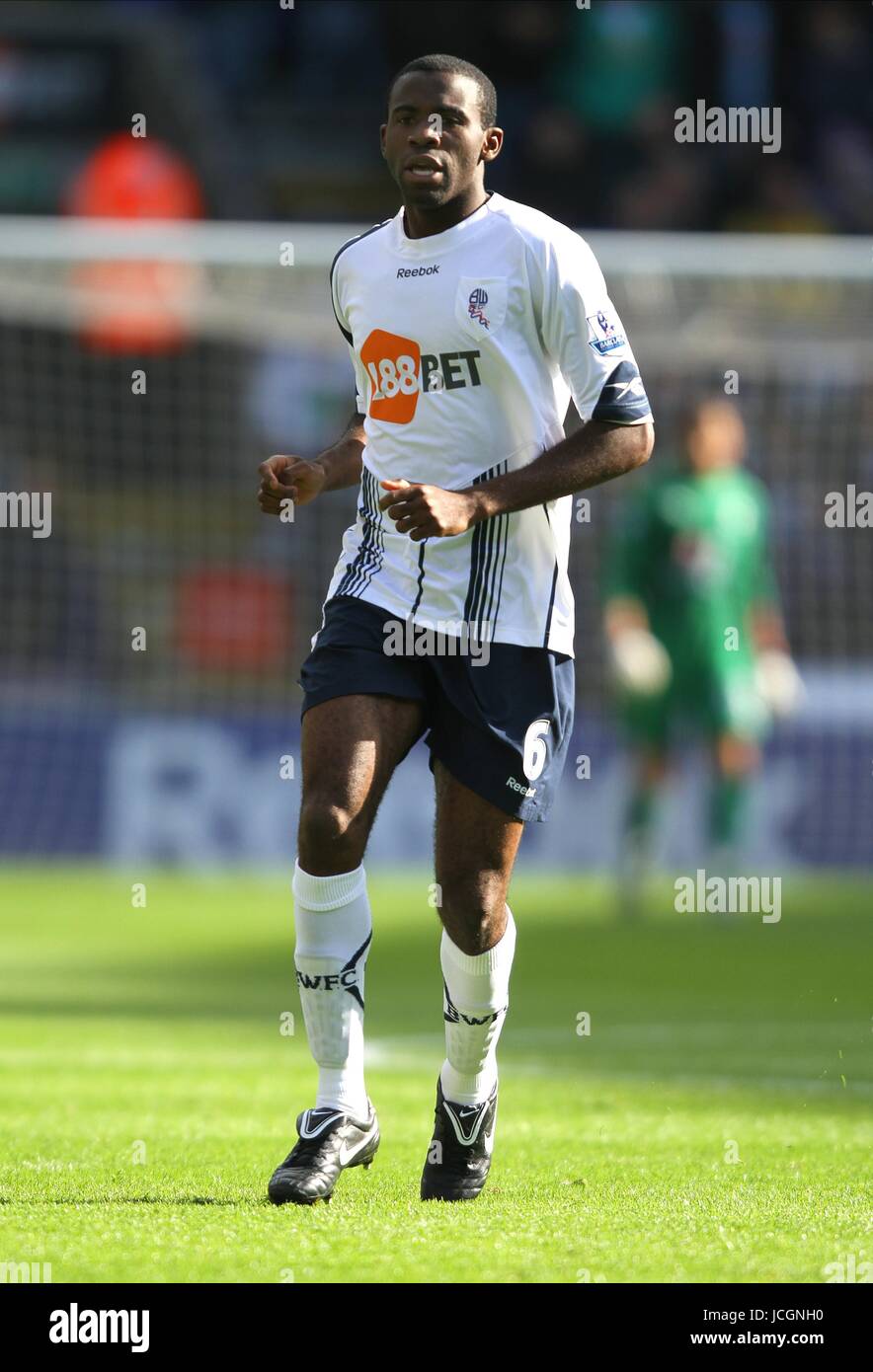 FABRICE MUAMBA BOLTON WANDERERS FC BOLTON WANDERERS V TOTTENHAM HOTSPUR REEBOK STADIUM, BOLTON, ENGLAND 3. Oktober 2009 GAA123 Warnung! Dieses Foto kann nur für die Zeitung bzw. Zeitschrift redaktionelle Zwecke verwendet werden. Darf nicht für Internet/Online-Nutzung Nor für Publikationen unter Einbeziehung 1 Spieler, 1 Club oder 1 Wettbewerb, ohne schriftliche Genehmigung von Football DataCo Ltd. Für Rückfragen, bitte Kontakt Football DataCo Ltd unter + 44 (0) 207 864 9121 Stockfoto