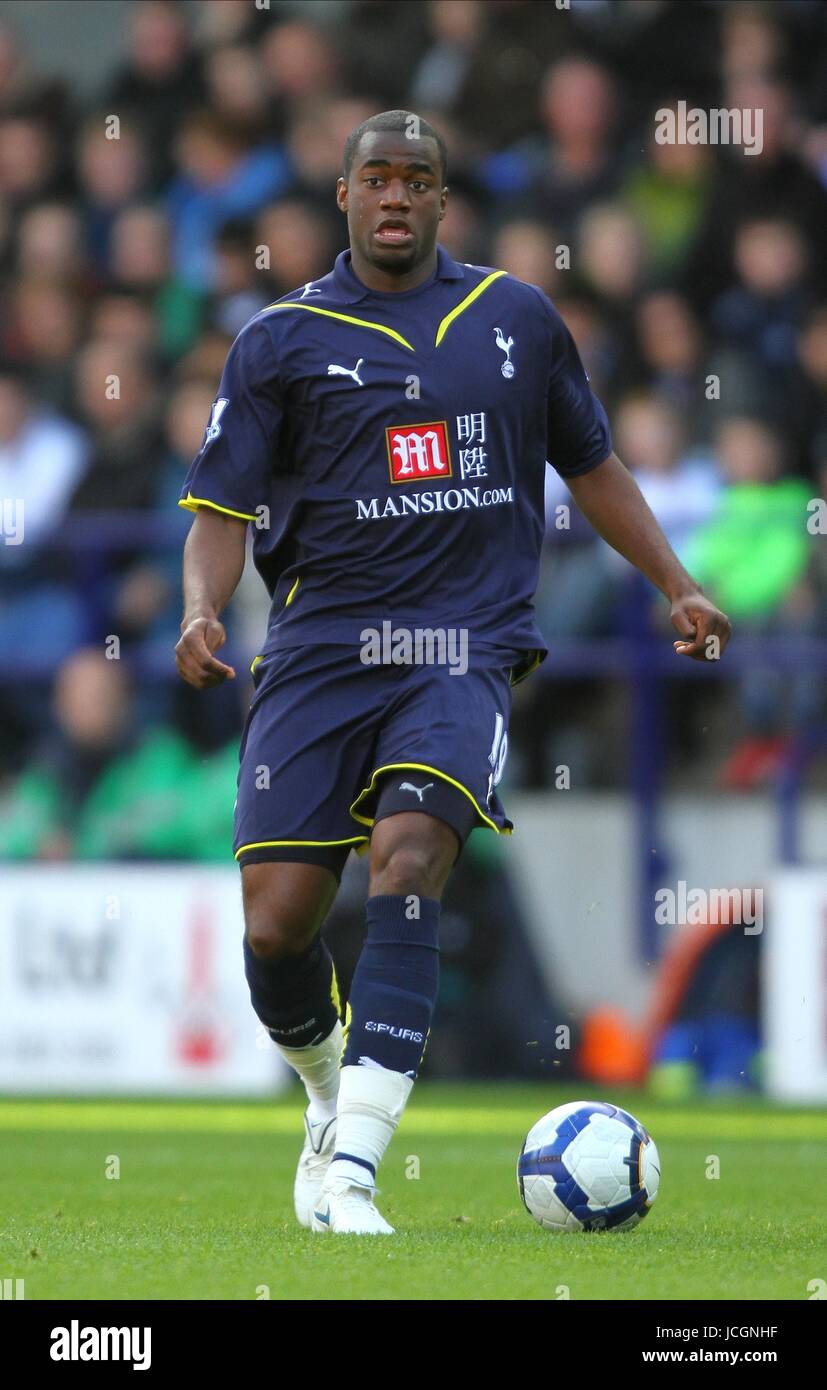 SEBASTIAN BASSONG TOTTENHAM HOTSPUR FC BOLTON WANDERERS V TOTTENHAM HOTSPUR REEBOK STADIUM, BOLTON, ENGLAND 3. Oktober 2009 GAA136 Warnung! Dieses Foto kann nur für die Zeitung bzw. Zeitschrift redaktionelle Zwecke verwendet werden. Darf nicht für Internet/Online-Nutzung Nor für Publikationen unter Einbeziehung 1 Spieler, 1 Club oder 1 Wettbewerb, ohne schriftliche Genehmigung von Football DataCo Ltd. Für Rückfragen, bitte Kontakt Football DataCo Ltd unter + 44 (0) 207 864 9121 Stockfoto