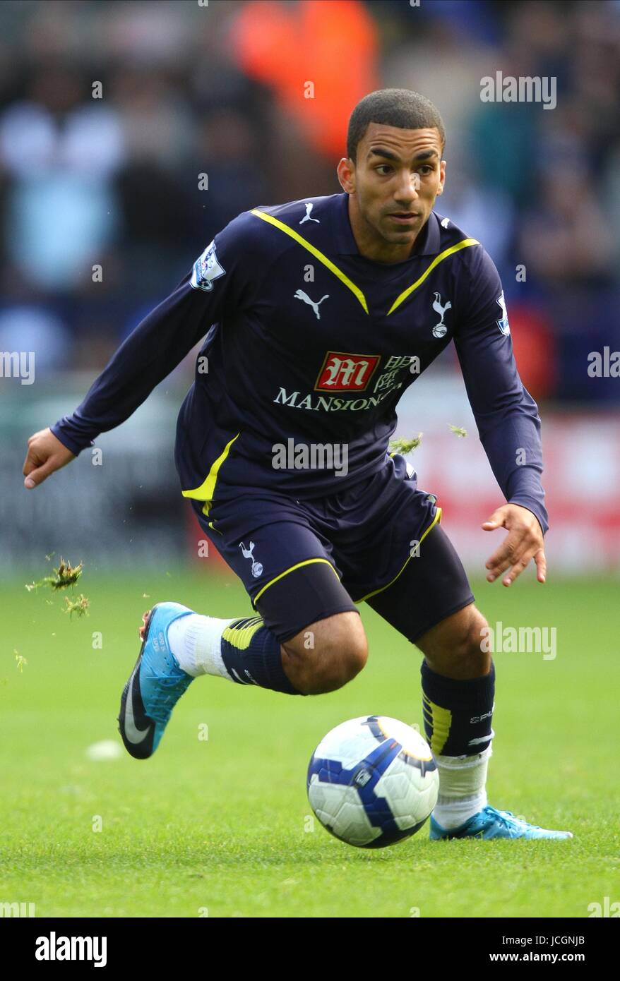 AARON LENNON TOTTENHAM HOTSPUR FC BOLTON WANDERERS V TOTTENHAM HOTSPUR REEBOK STADIUM, BOLTON, ENGLAND 3. Oktober 2009 GAA157 Warnung! Dieses Foto kann nur für die Zeitung bzw. Zeitschrift redaktionelle Zwecke verwendet werden. Darf nicht für Internet/Online-Nutzung Nor für Publikationen unter Einbeziehung 1 Spieler, 1 Club oder 1 Wettbewerb, ohne schriftliche Genehmigung von Football DataCo Ltd. Für Rückfragen, bitte Kontakt Football DataCo Ltd unter + 44 (0) 207 864 9121 Stockfoto