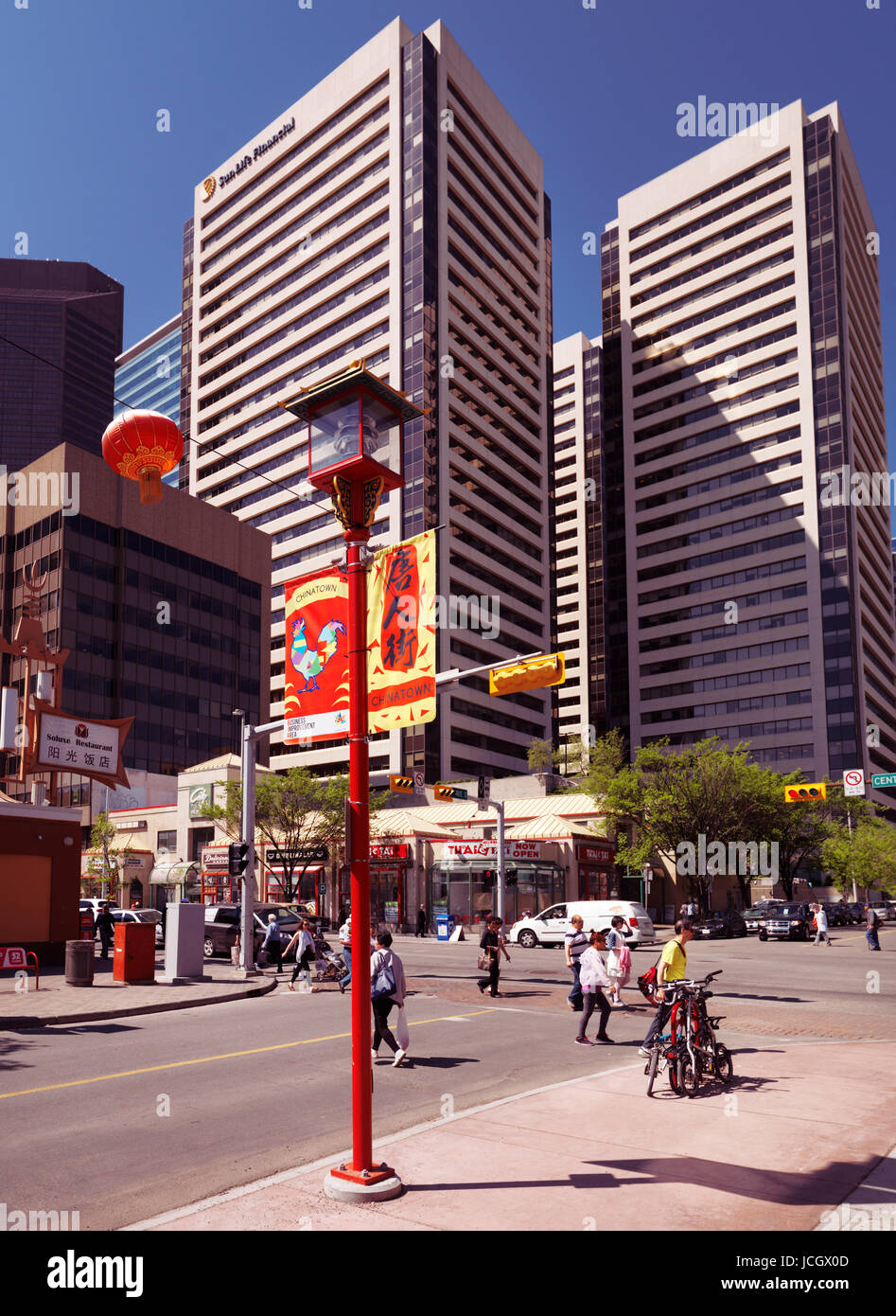 Menschen auf den Straßen von Chinatown in der Innenstadt von Calgary an einem sonnigen Sommertag. Alberta, Kanada 2017. Stockfoto