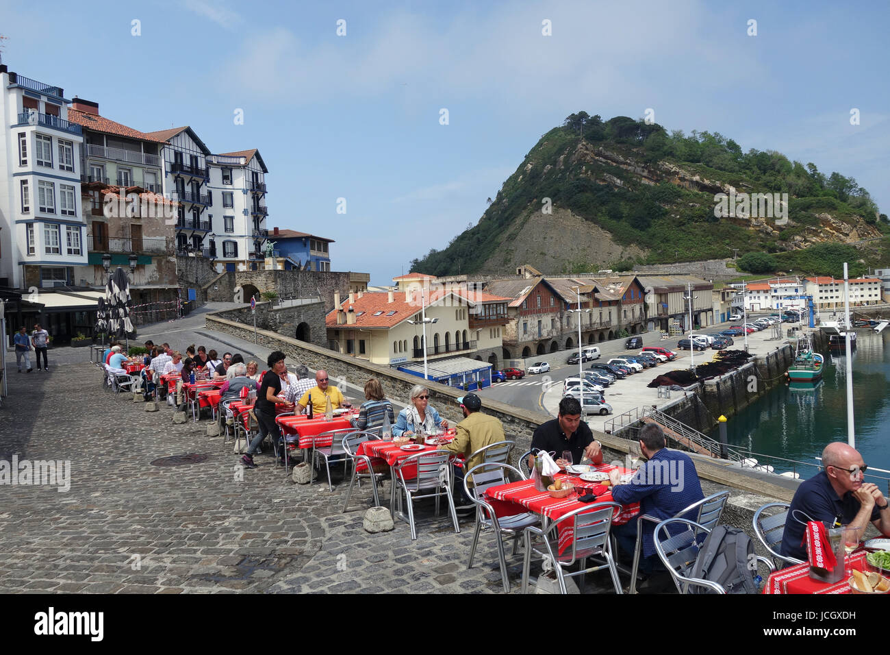 Menschen essen, Essen im Freien in Getaria in der Provinz Gipuzkoa, Baskenland im Norden Spaniens. Stockfoto