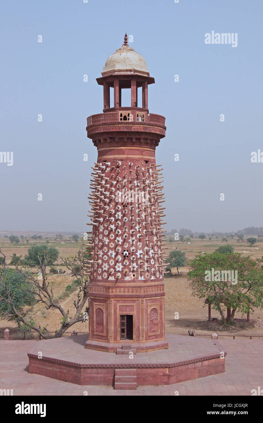 Hiran Minar. Alte rote Sandstein-Minarett geschmückt mit steinernen Elefanten-Stoßzähne. Fatehpur Sikri, Uttar Pradesh, Indien. Stockfoto