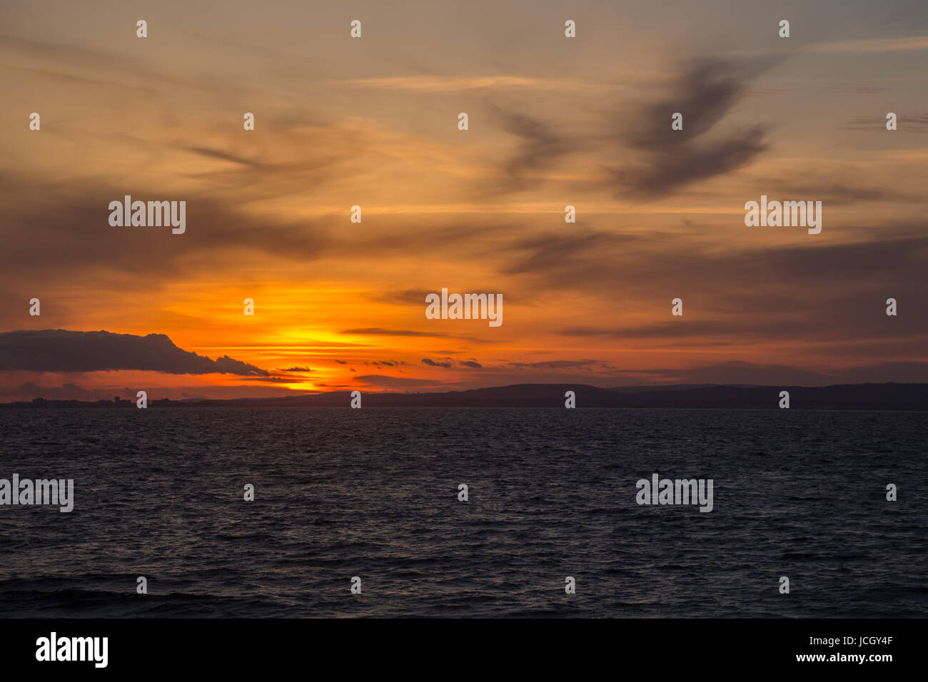 Sonnenuntergang Landschaft Blick über das Wasser des Bristol Channel von Clevedon, North Somerset, UK nach Westen in Richtung Newport & Cardiff in Südwales. Stockfoto