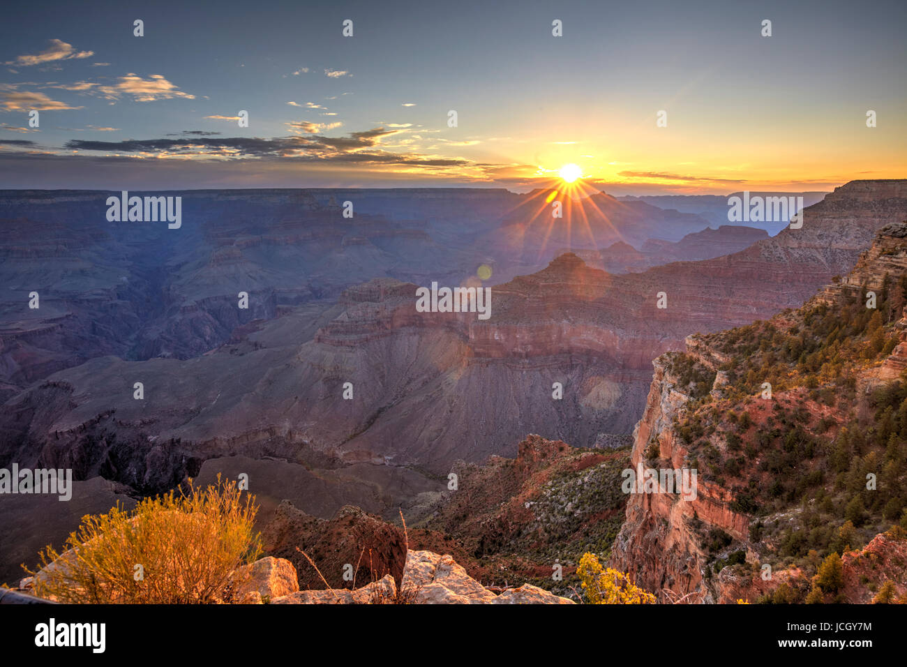 Sonnenaufgang über den Grand Canyon gesehen von Yavapai Point, South Rim, Arizona, Vereinigte Staaten Stockfoto
