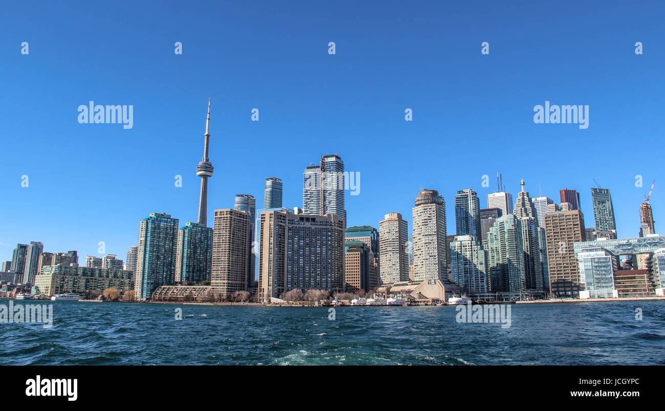 Skyline von Toronto ON Kanada mit CN Tower auf blauen Himmelshintergrund Stockfoto
