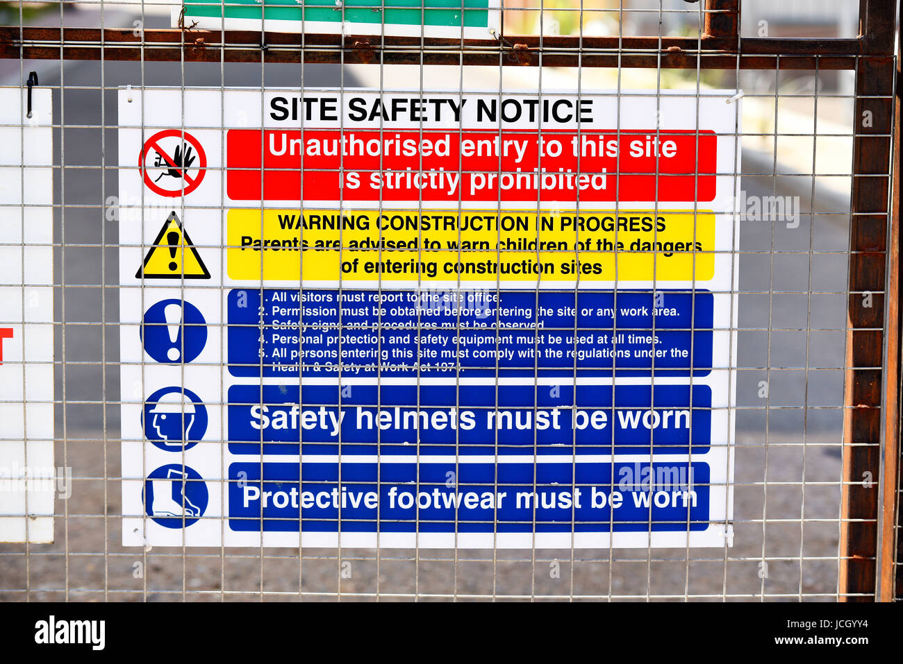 Sicherheitshinweis zur Baustelle Warnschild zur Baustelle in Sutton Road, Southend on Sea, Essex. Schild Stockfoto