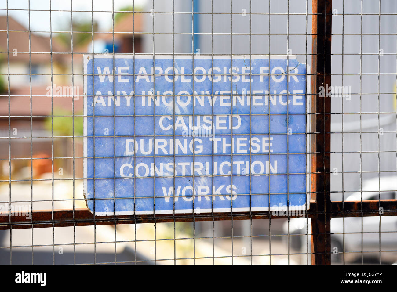 Wir entschuldigen uns für etwaige Unannehmlichkeiten auf dem Hinweisschild zur Baustelle in der Sutton Road, Southend on Sea, Essex. Schild Stockfoto
