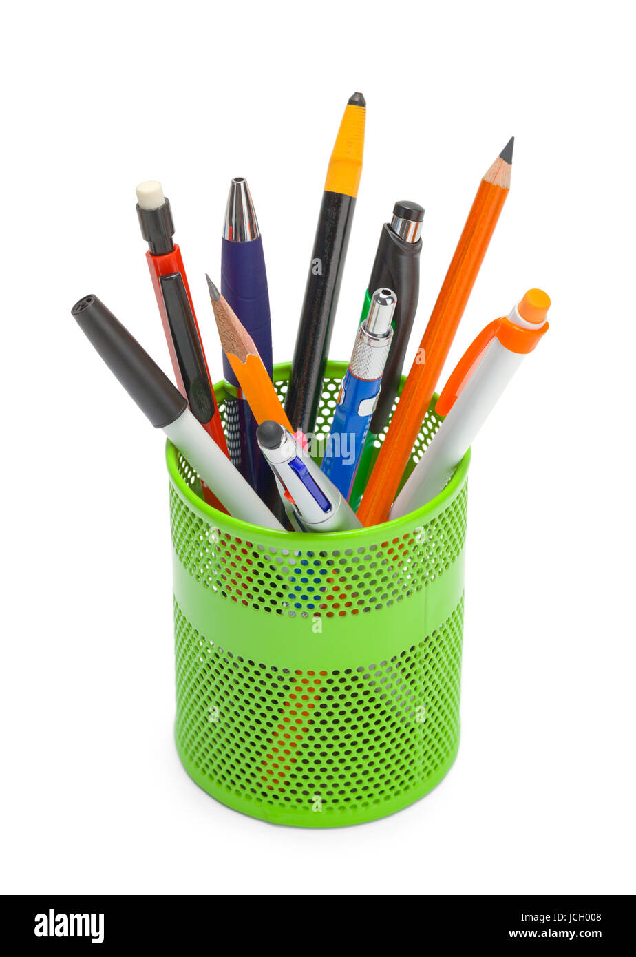 Kugelschreiber und Bleistifte in einer Tasse können isolierten auf weißen Hintergrund. Stockfoto