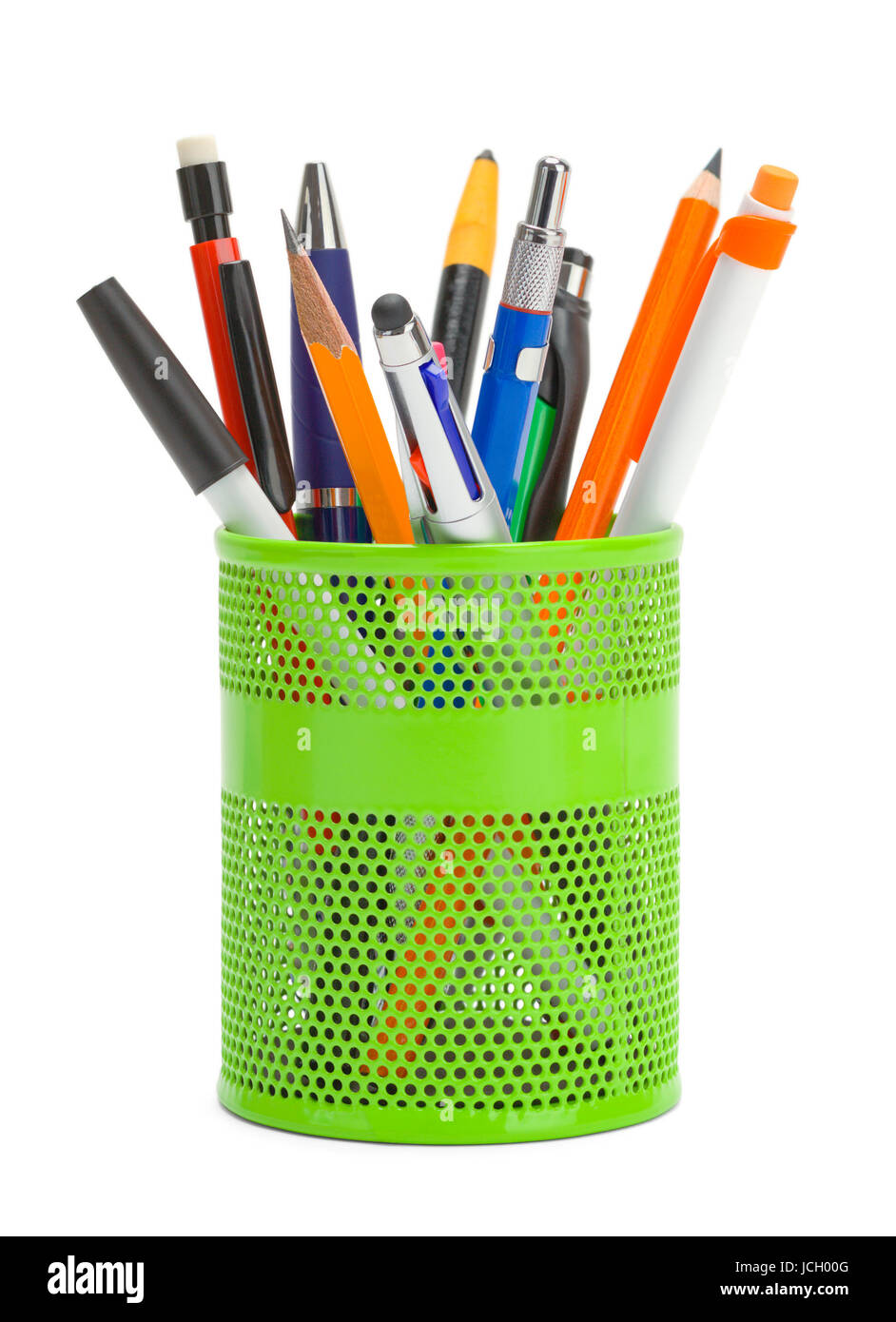 Kugelschreiber und Bleistifte in einer Tasse können isolierten auf weißen Hintergrund. Stockfoto