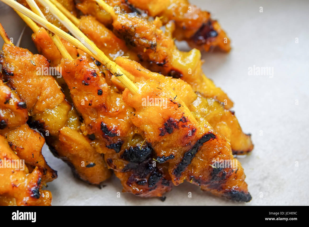 Bild der Delikatesse Malaysian Satay umgangsprachlich (Bambus-Stock aufgespießt gegrilltes Fleisch). Stockfoto