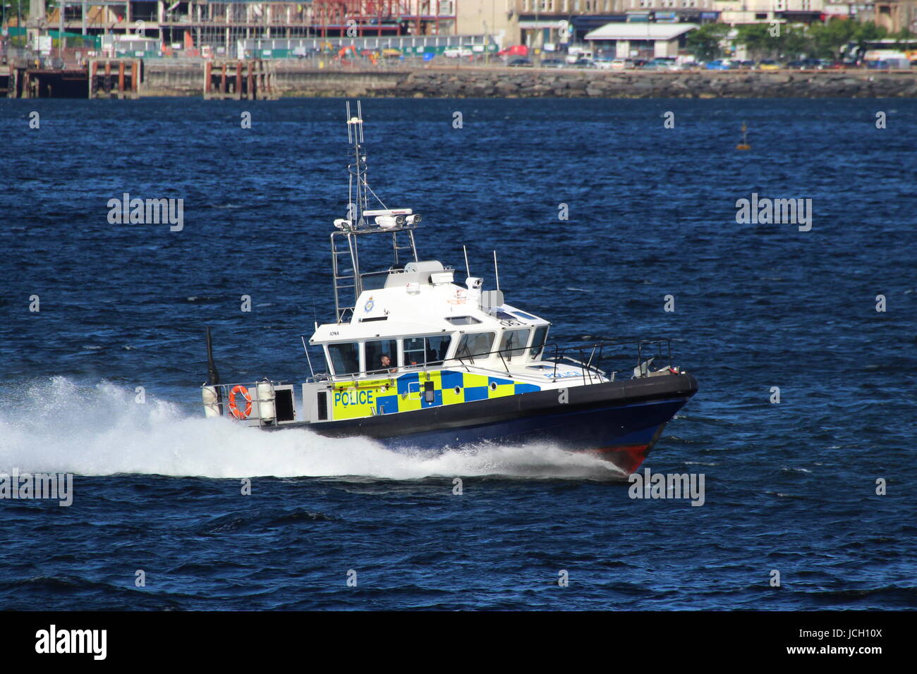 MDP Iona, betrieben von der MoD-Polizei, Einführung eines Insel-Klasse übergibt Gourock am Firth of Clyde als She Escorts USNS erfassen in Faslane. Stockfoto