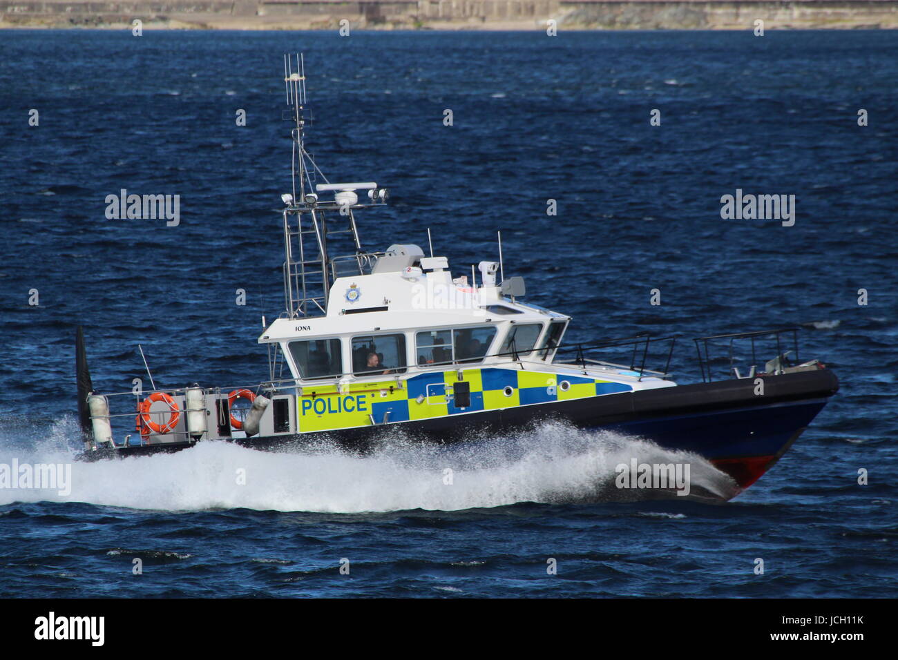 MDP Iona, betrieben von der MoD-Polizei, Einführung eines Insel-Klasse übergibt Gourock am Firth of Clyde als She Escorts USNS erfassen in Faslane Stockfoto