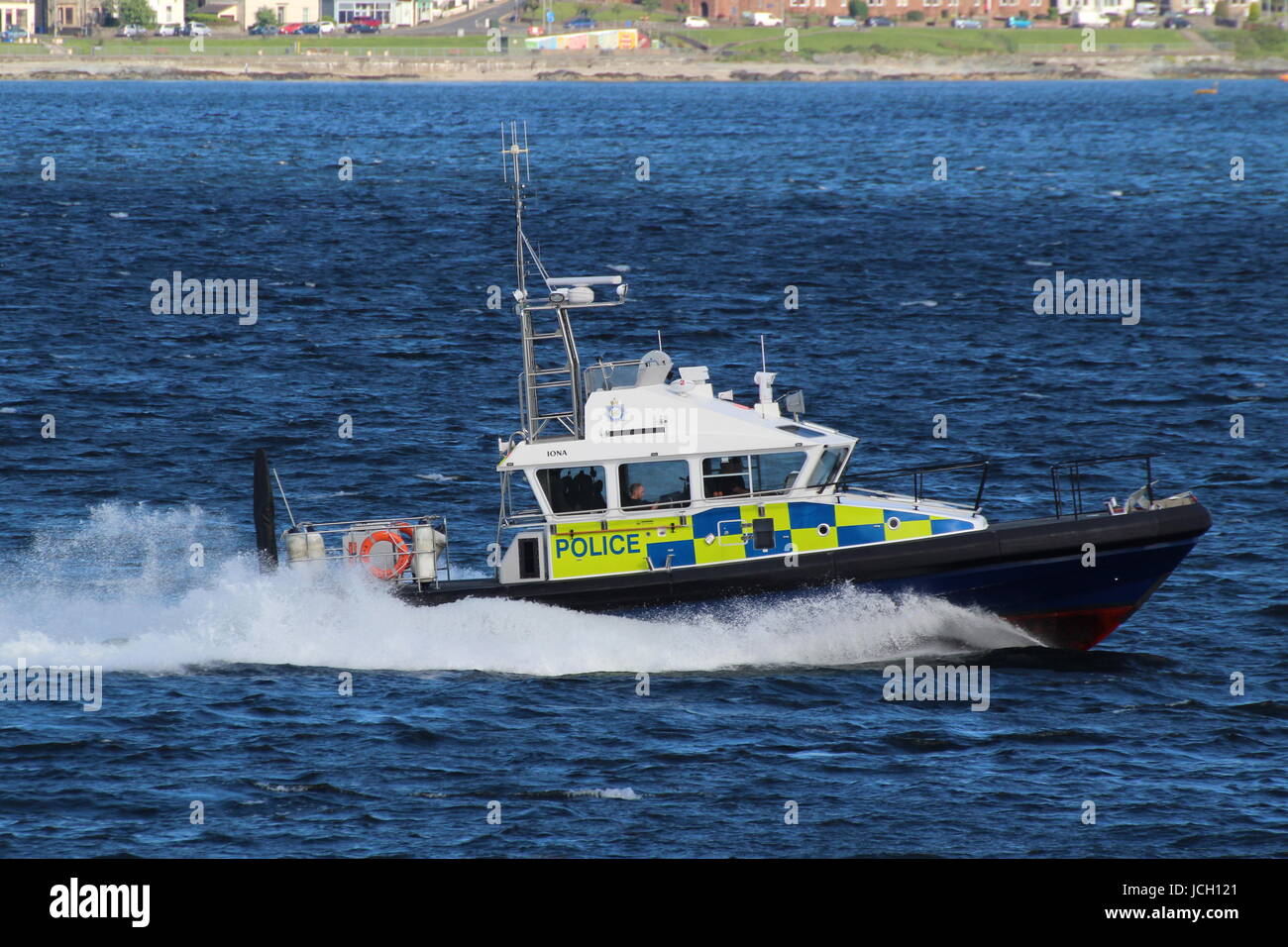 MDP Iona, betrieben von der MoD-Polizei, Einführung eines Insel-Klasse übergibt Gourock am Firth of Clyde als She Escorts USNS erfassen in Faslane Stockfoto