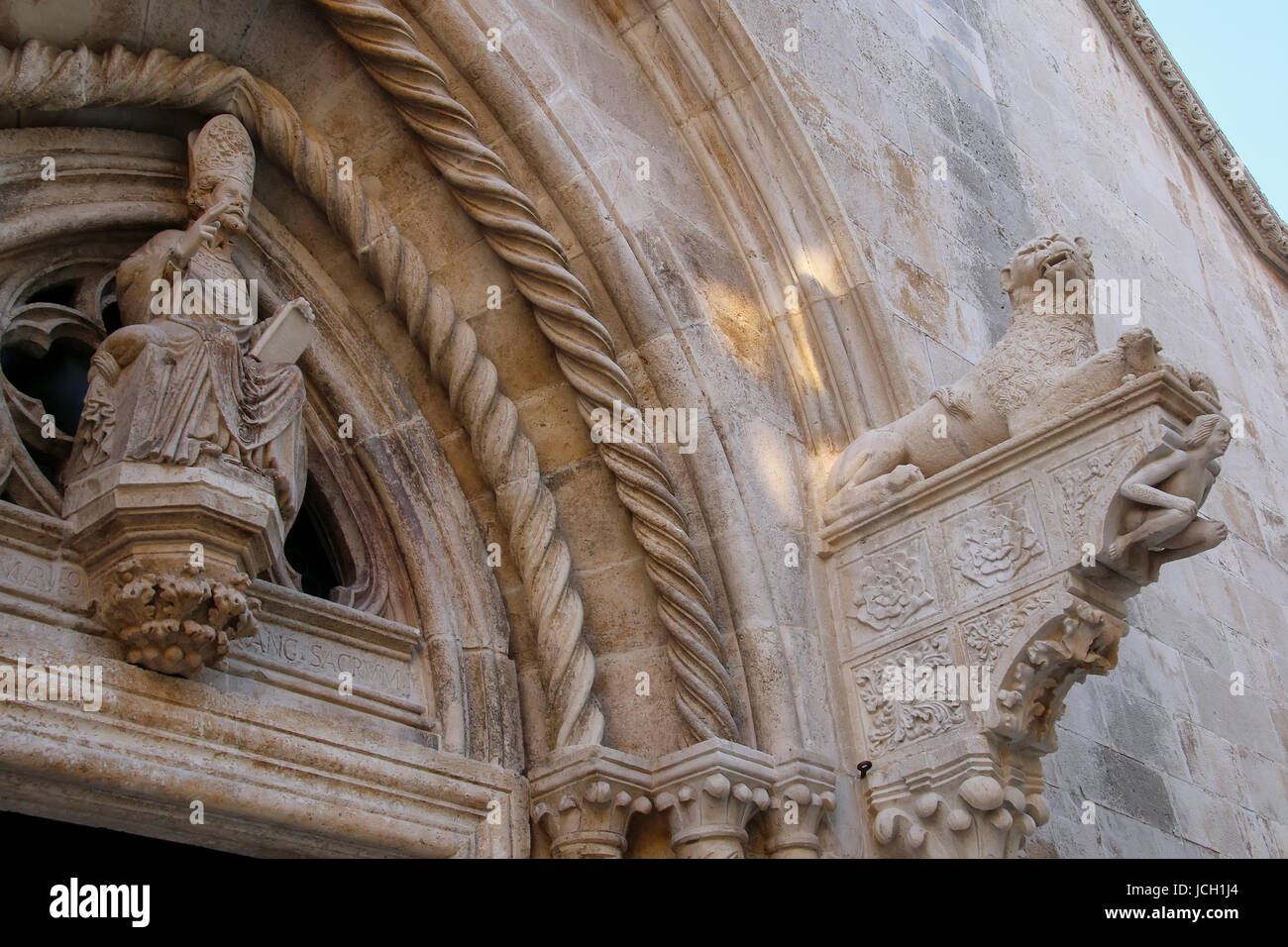 Tür-Detail der Kathedrale von San Marco in der Altstadt von Korcula, Kroatien. Korcula ist eine historische Festungsstadt an der geschützten Ostküste der Insel Stockfoto