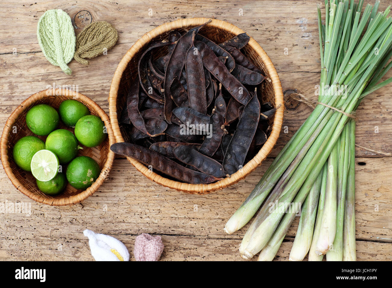 Pflanzliche Zutat für die Haarpflege zu Hause aus Seife Berry, Zitrone, Citronella Pflanze, kochen alle Materialien mit Wasser zu Naturshampoo Stockfoto