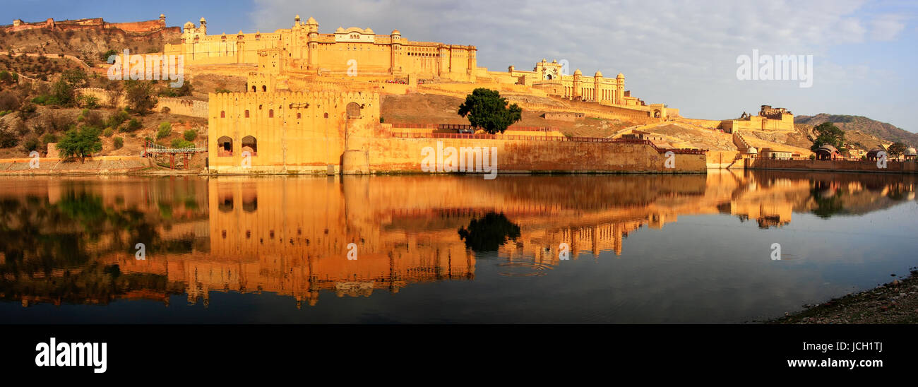 Panorama von Amber Fort spiegelt sich in Maota See in der Nähe von Jaipur, Rajasthan, Indien. Amber Fort ist die wichtigste touristische Attraktion in der Umgebung von Jaipur. Stockfoto