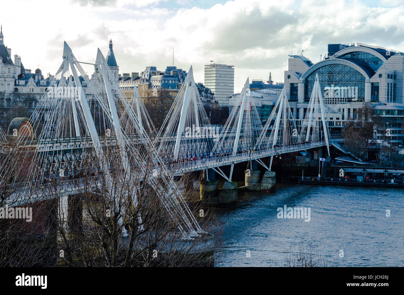 Hungerford und Golden Jubilee Bridges an der Themse, London Stockfoto