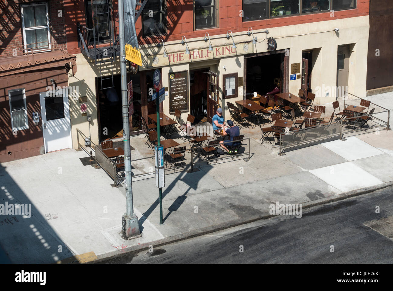 Zwei Männer an einem Tisch außerhalb der halben König, eines New Yorker Schriftsteller bar Stockfoto