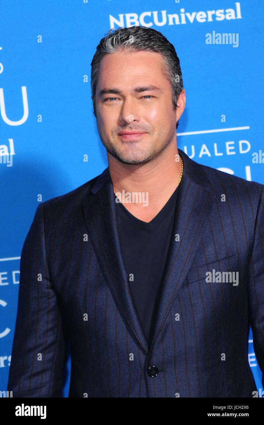 Taylor Kinney an der 2017 NBCUniversal Upfront Veranstaltung am Rockefeller Center in New York City, New York.  Mitwirkende: Taylor Kinney Where: New York City, New York, Vereinigte Staaten, wann: 15. Mai 2017 Kredit: Dan Jackman/WENN.com Stockfoto