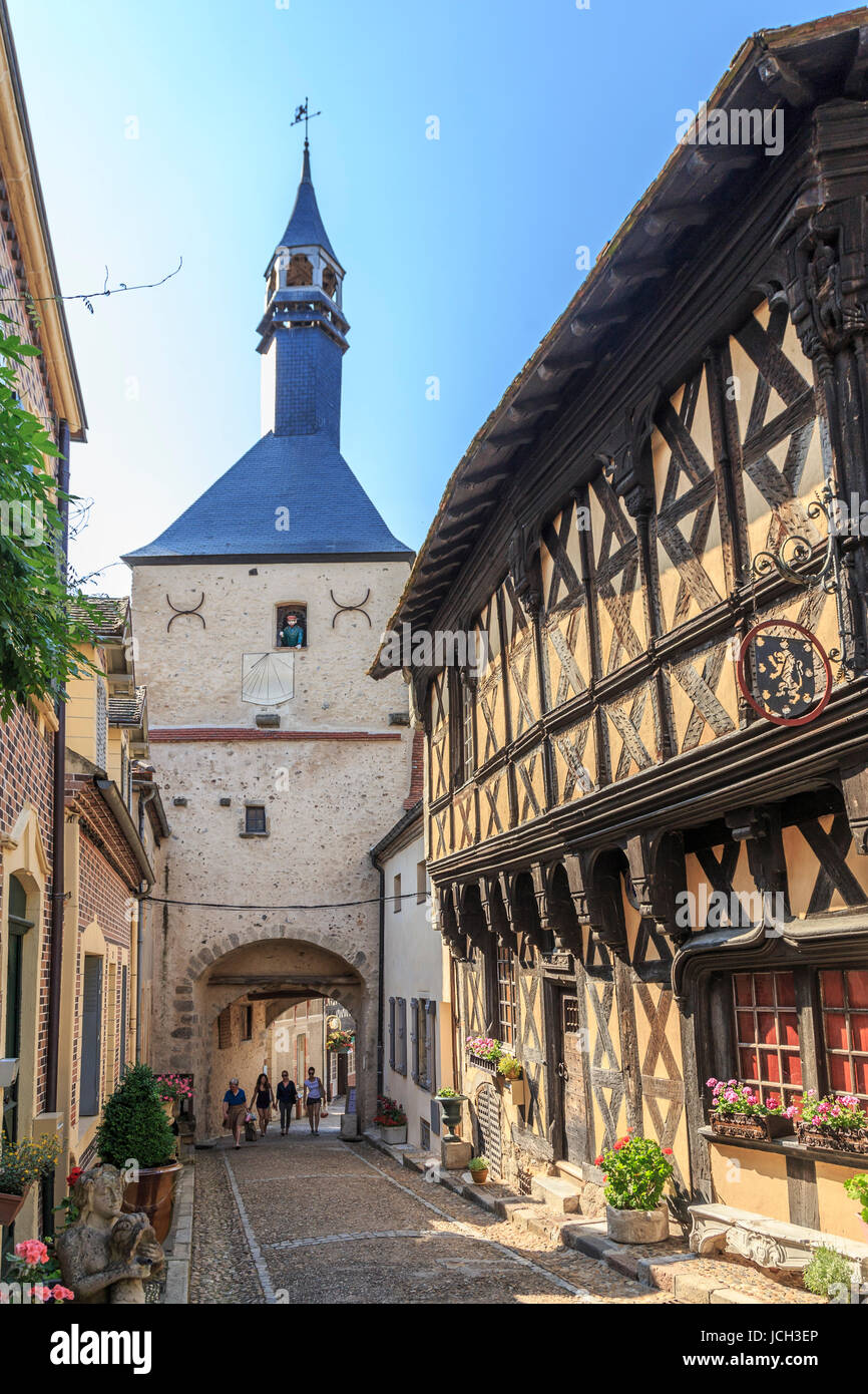 Frankreich, Saône-et-Loire (71), Bourbon-Lancy, Dans le Vieux Quartier, le Beffroi et Son Beurdin, À Droite la Maison de Bois / / Frankreich, Saone et Loire, B Stockfoto