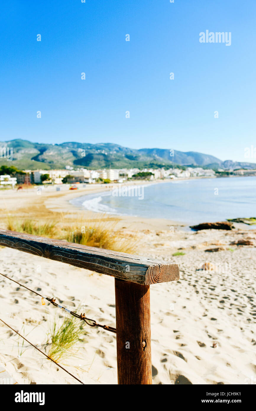 ein Blick auf den Strand Playa del Cargador in Alcossebre an der Costa del Azahar, Spanien Stockfoto