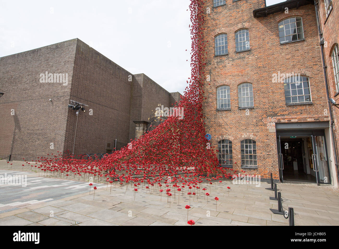 Derby. England, 14. Juni, 201 Außenansichten des Derbys Silk Museum, das die Mohnblumen gehostet: weinend Fenster-Ausstellung des Künstlers Paul Cummins und Stockfoto