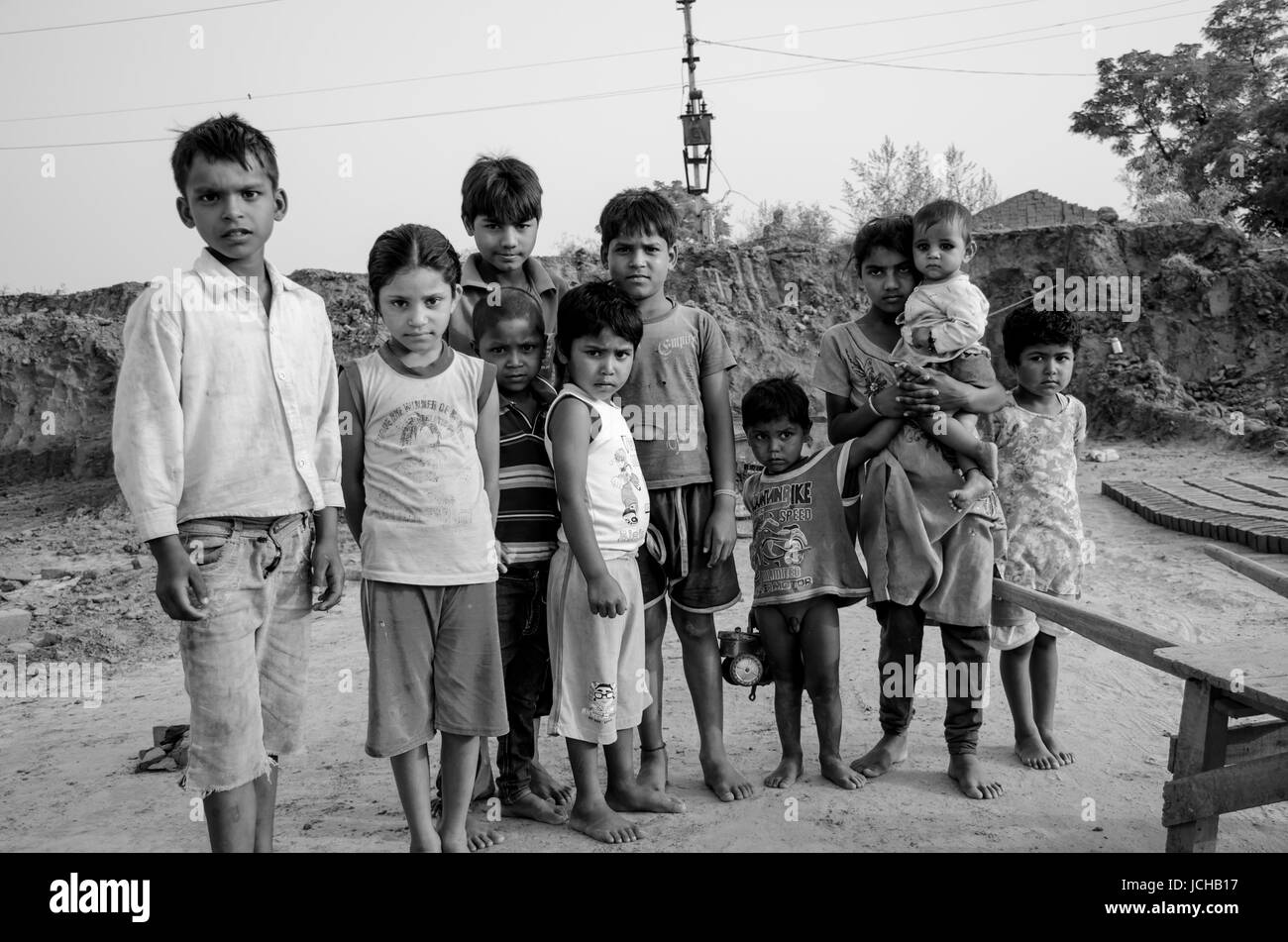 Amritsar, Punjab, Indien - 21. April 2017: Schwarzweiß-Bild der indischen Kinder ihre jüngeren Geschwister Holding Stockfoto