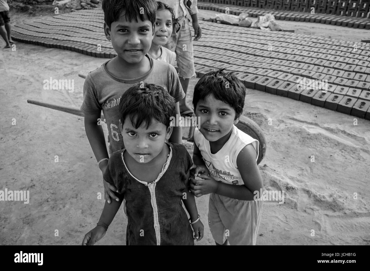 Amritsar, Punjab, Indien - 21. April 2017: Schwarzweiß-Bild der indischen Kinder Stockfoto