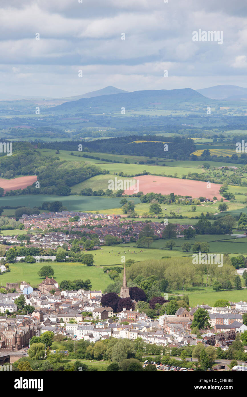 Monmouth und die fernen Brecon Beacons aus Kymin Sicht, Monmouthshire, Wales, UK Stockfoto