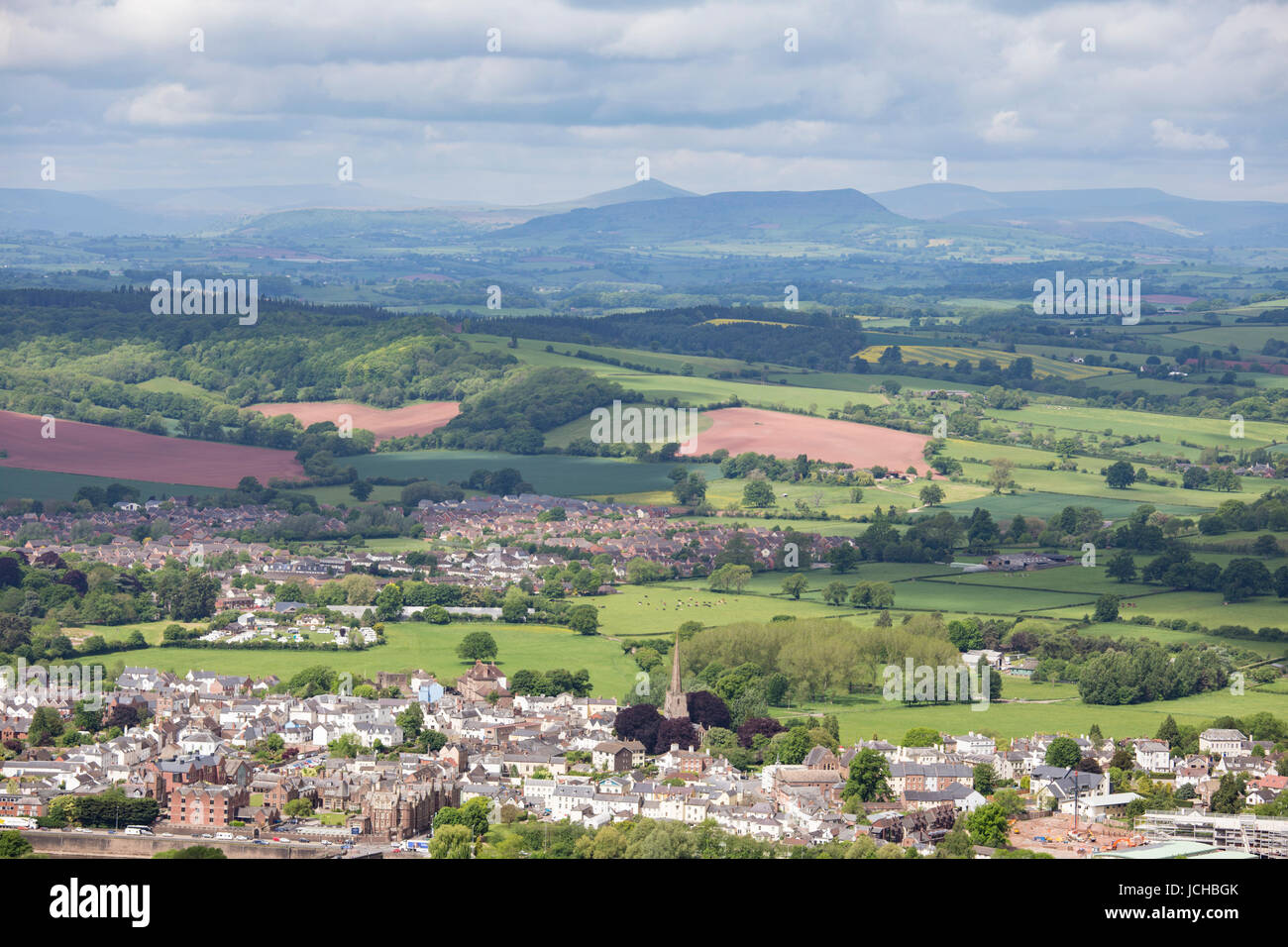 Monmouth und die fernen Brecon Beacons aus Kymin Sicht, Monmouthshire, Wales, UK Stockfoto