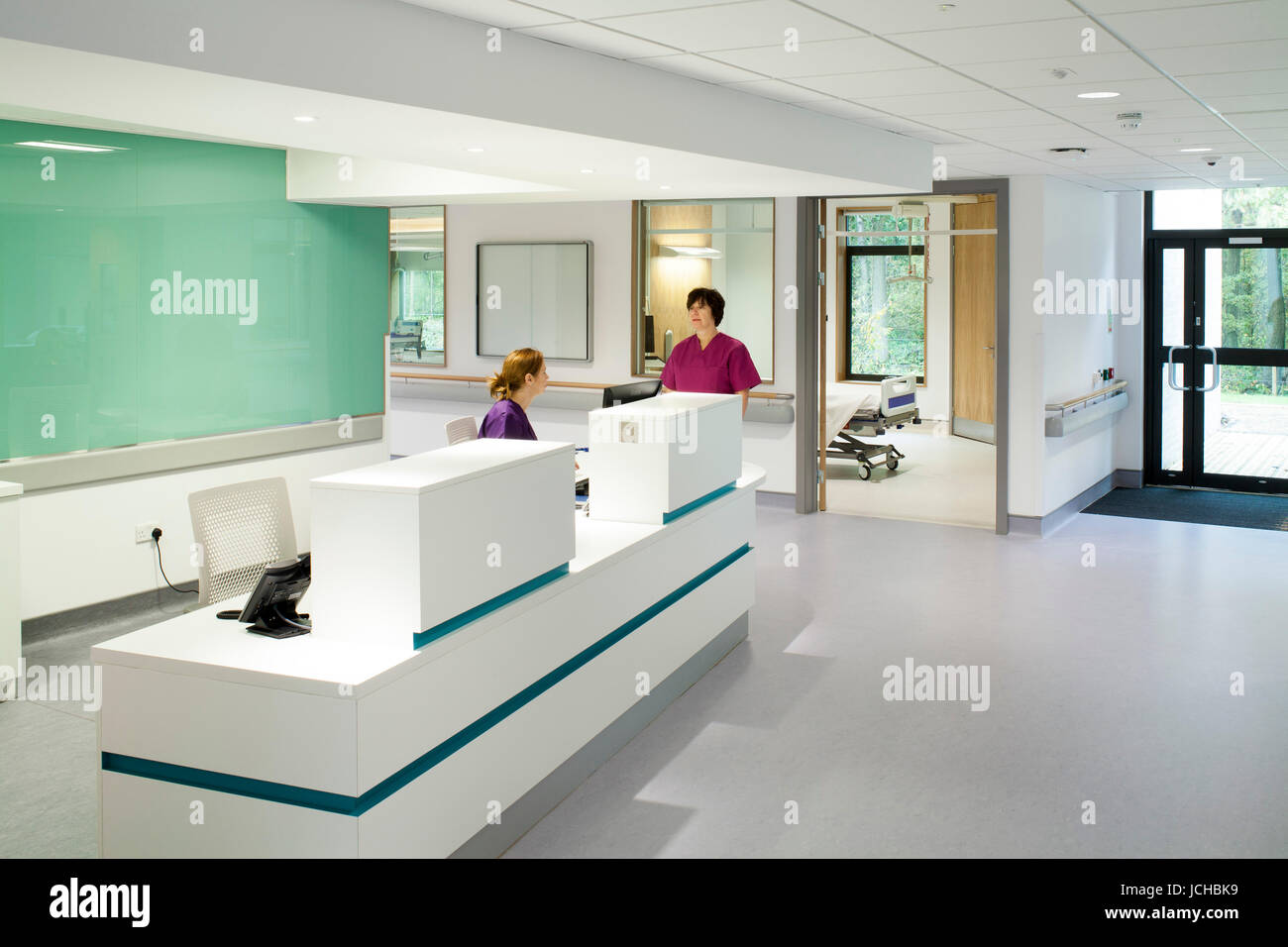 Krankenschwestern im Büro Schreibtisch Ward. Lane Fox REMEO Atemwege Zentrum, Redhill, Großbritannien. Architekten: Murphy Philipps, 2014. Stockfoto