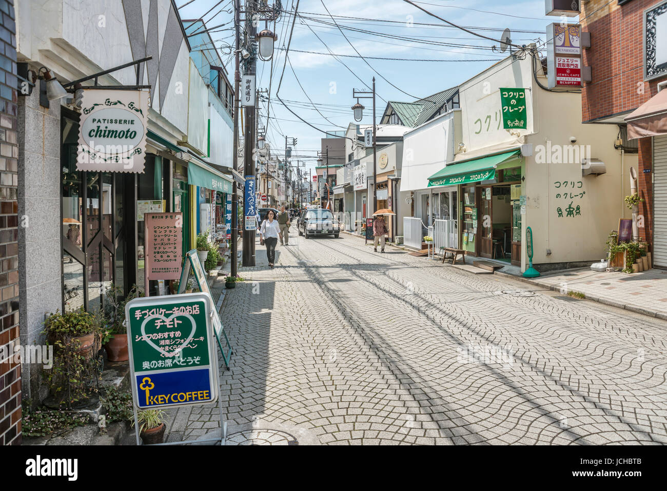 Haupteinkaufsstraße im Stadtzentrum von Kamakura, Kanagawa, Japan Stockfoto