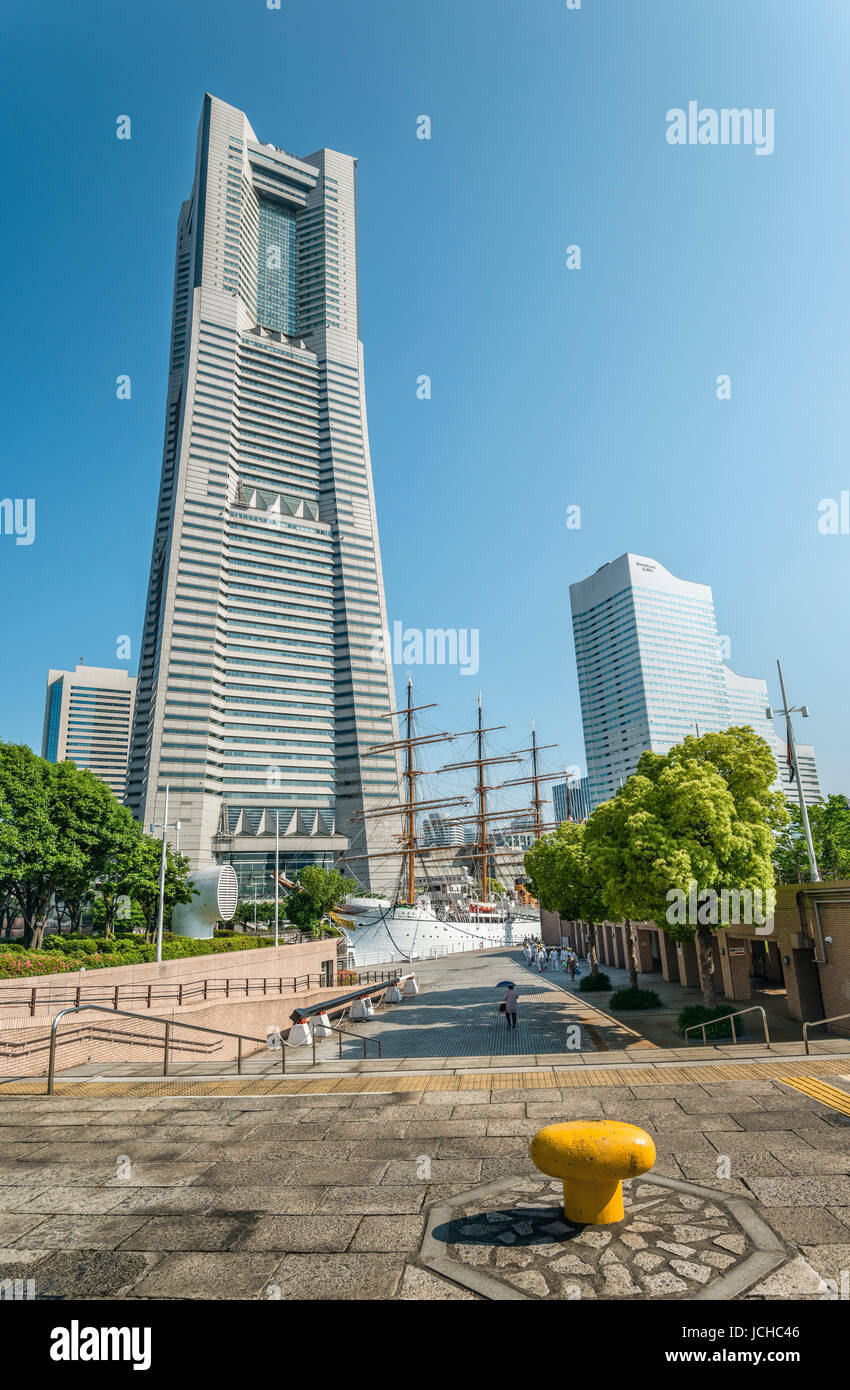 Sehenswürdigkeit Turm und Schiff Nippon Maru am Memorial Park gleichen Namens, Yokohama, Kanagawa, Japan Stockfoto